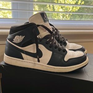 2022
Air Jordan 1 Mid 'Armory Navy Mens 10.5